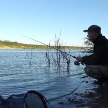 Этот способ ловли принес мне много рыбы. Здоровые окуня под берегом. Рыбалка на большой реке.